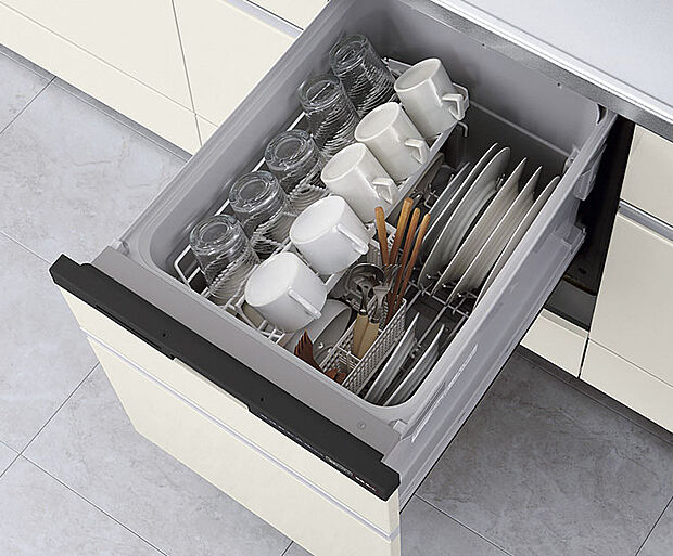 【吹き付け断熱】住宅の隅から隅まで家全体をスッポリと覆ってしまう「現場吹付け断熱」を採用。無数の細かい連続気泡で構成されたウレタンフォームは、グラスウール10Kの1.5倍の断熱効果を発揮します。また透湿性も低く、断熱材内部への湿気の侵入を防ぐ効果もあり、躯体内の結露を抑制し、建物の耐久性を高めてくれます。