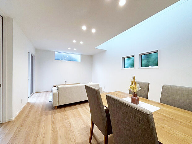 【リビング】■南向きのリビングには心地いい日差しが差し込みます