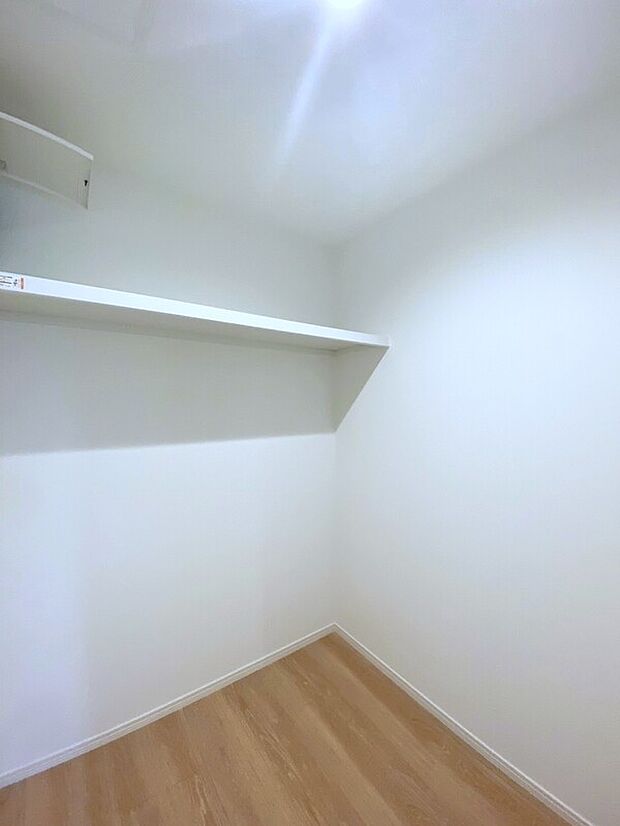 【納戸 施工例】■掃除道具やレジャー用品等大型用品の収納に便利な納戸
■家族分の衣替えの服も収納可能です