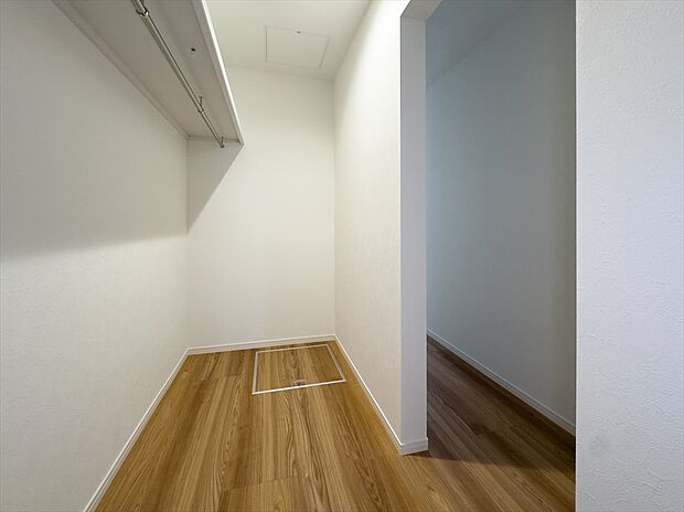 【WIC A号棟】■主寝室にはウォークインクローゼットを設け、十分な収納スペースをつくることで美しい空間づくりの手助けをします。