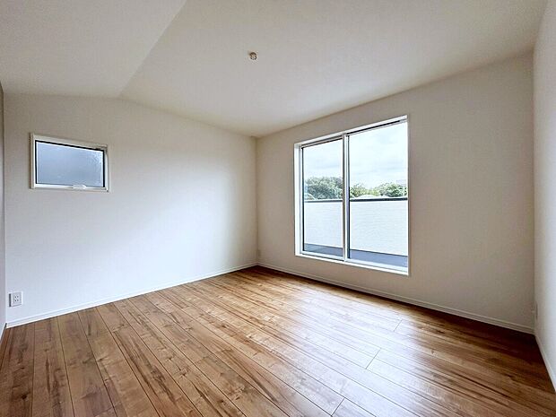 【主寝室　】■収納上手ウォークインクローゼット有り
■生活のしやすさを考えてコンセントを2か所に設置