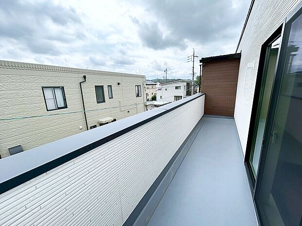【バルコニー】■奥行きのあるバルコニー
■洗濯物が良く乾く南向き
