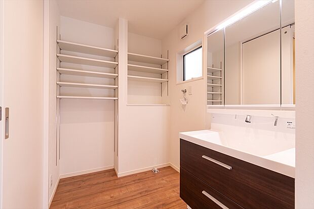 【洗面 A号棟】■リクシル 「EV」。洗面器一体型カウンターでつぎ目などの凹凸がなく汚れもさっとひと拭き。また節水と省エネ性にすぐれた上から水のでるキレイアップ水栓