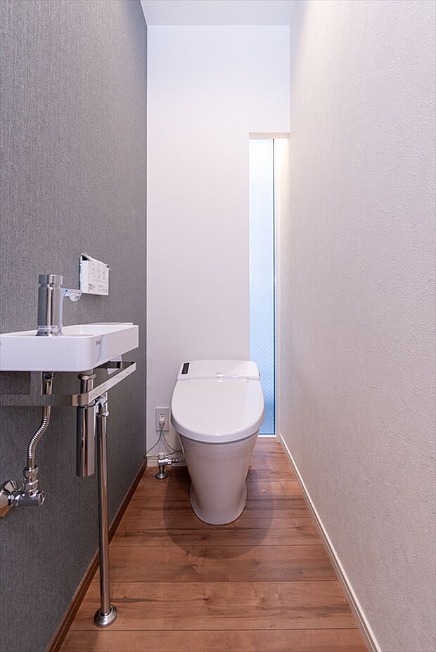 【トイレ A号棟】■INAX 「ベーシアピタ フチレス」。汚れにくくお掃除のしやすいフチレス形状の便器を採用することで少ない水でもしっかり汚れを洗い流し、清潔でデザイン性のある空間を実現します。