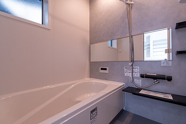 【浴室 A号棟】■リクシル システムバスルーム「AX」。フロアはスポンジが奥まで入り掃除がラクラク。また独自の断熱層を使用しているため冬場でも冷やっとしません。