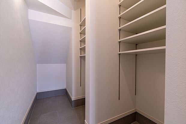 【土間収納 A号棟】■ゴルフバックやベビーカーを収納できる土間収納付き