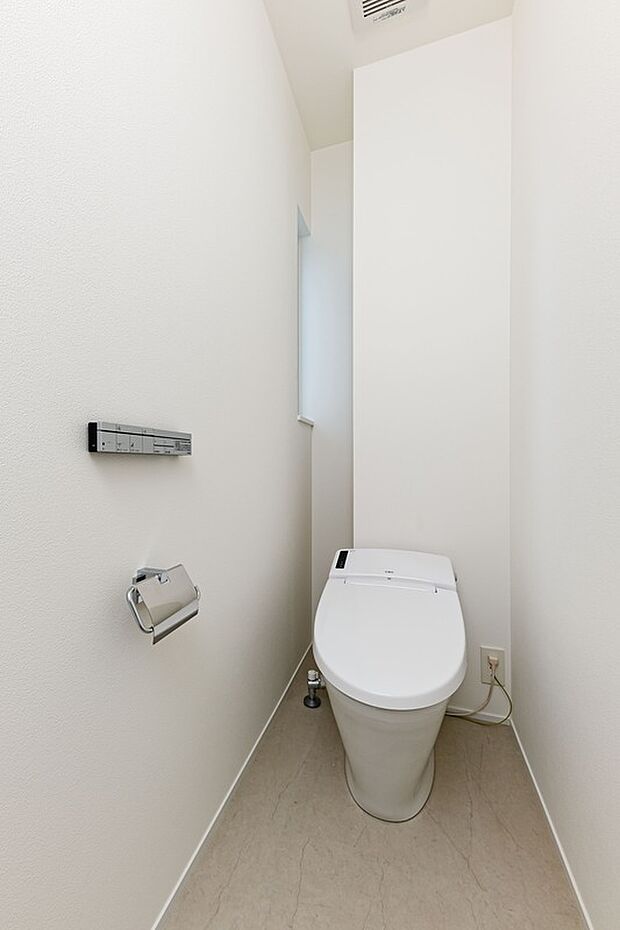 【トイレ】■INAX　「ベーシアハーモJタイプ」。汚れにくくお掃除のしやすいフチレス形状の便器を採用することで少ない水でもしっかり汚れを洗い流し、清潔でデザイン性のある空間を実現します。