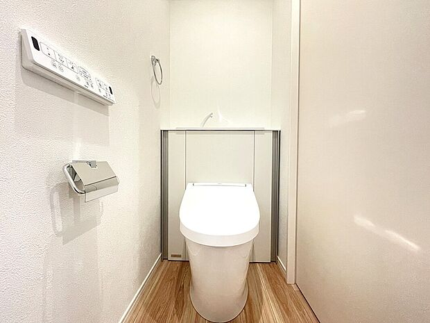 【トイレ】■ほこりが溜まりやすいタンク後ろの部分をキャビネットで隠したデザイン。
■左右の収納スペースにトイレットペーパーや掃除道具を収納。
■キズ・汚れ・菌に強いハイパーセラミック。