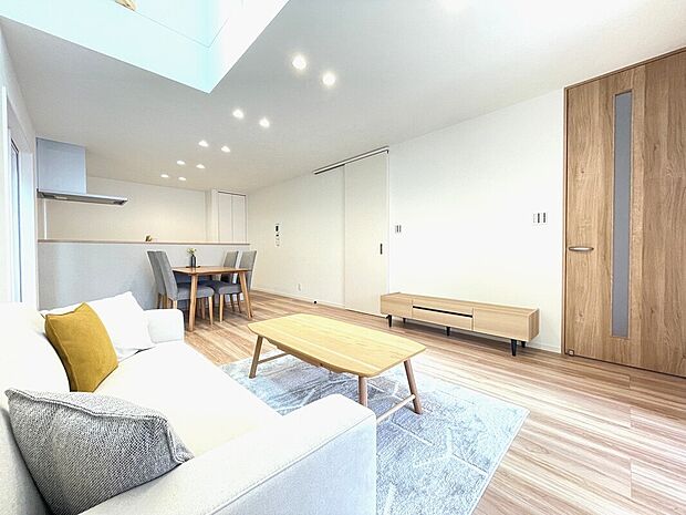 【リビング】■空気を汚さず、ふく射熱で足元からポカポカと暖まる床暖房付き
■4人掛けのダイニングセットを置いても横を通り抜けられるゆとりの幅