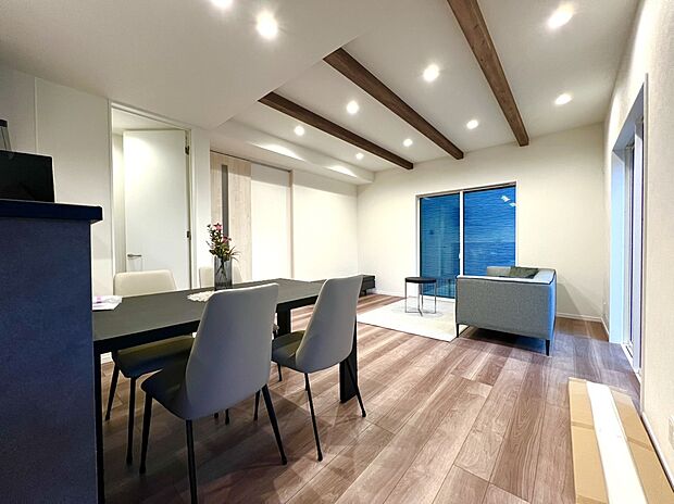 【リビング　A号棟】■吹抜がリビングをより明るく、開放的な空間に