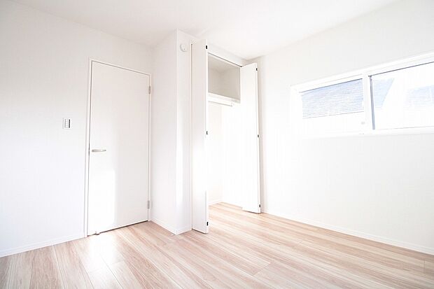 【洋室　C号棟　同仕様写真】■子ども部屋にぴったりな洋室にも広々クローゼット。吊りレールで開閉がスムーズにおこなえます。