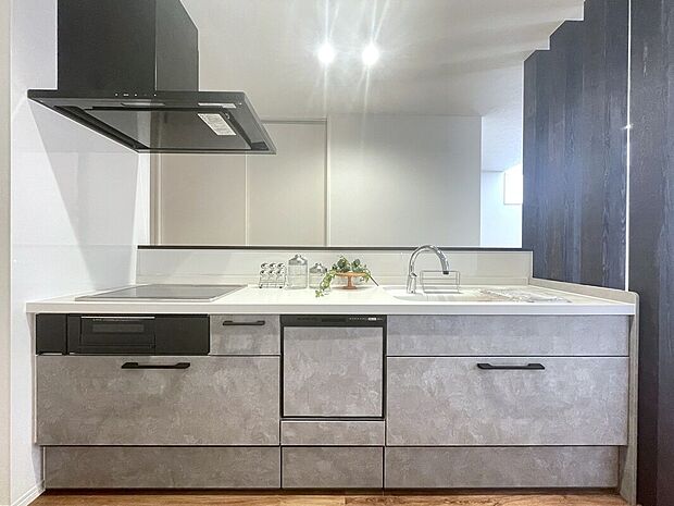 【キッチン　】■IHクッキングヒーター・お手入れ楽々ガラストップ採用
■扉がゆっくり閉まるソフトモーションレール使用
■かざすと水が出るタッチレス水栓
■家事がはかどる食器洗い乾燥機付き。