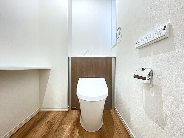 【トイレ】■ほこりが溜まりやすいタンク後ろの部分をキャビネットで隠したデザイン。
■左右の収納スペースにトイレットペーパーや掃除道具を収納。
■キズ・汚れ・菌に強いハイパーセラミック。