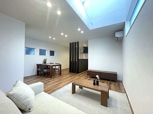 【リビング　】■南向きのリビングには心地いい日差しが差し込みます