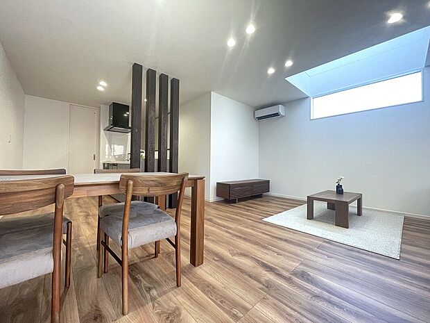 【リビング　】■空気を汚さず、ふく射熱で足元からポカポカと暖まる床暖房付き
■4人掛けのダイニングセットを置いても横を通り抜けられるゆとりの幅