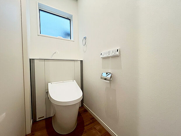 【トイレ　C号棟現地写真】■INAX　「ベーシアピタ フチレス」。汚れにくくお掃除のしやすいフチレス形状の便器を採用することで少ない水でもしっかり汚れを洗い流し、清潔でデザイン性のある空間を実現します。