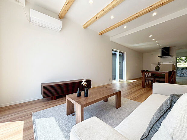 【リビング　D号棟】■木肌の美しいあらわし梁が、ワンランク上の生活を演出