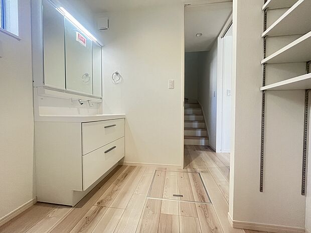 【洗面台　A号棟現地写真】■リクシル　「EV」。洗面器一体型カウンターでつぎ目などの凹凸がなく汚れもさっとひと拭き。また節水と省エネ性にすぐれた上から水のでるキレイアップ水栓