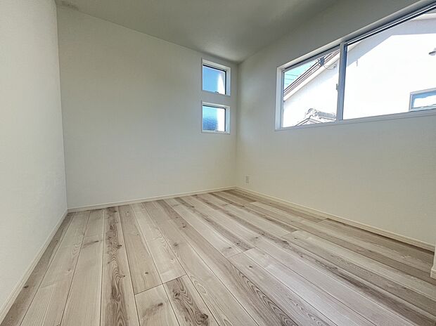 【洋室　A号棟現地写真】■洋室にはそれぞれクローゼットを設け、十分な収納スペースをつくることで美しい空間づくりの手助けをします。