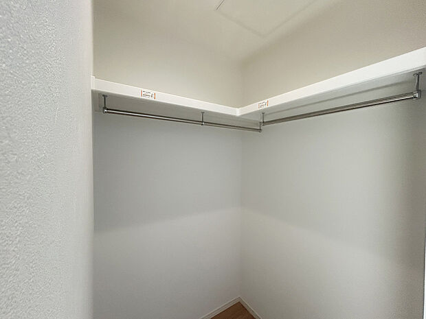 【C号棟　WIC　】大容量のウォークインクローゼットが主寝室にあるため、たくさんの服をお持ちの方もしっかり収納できます。