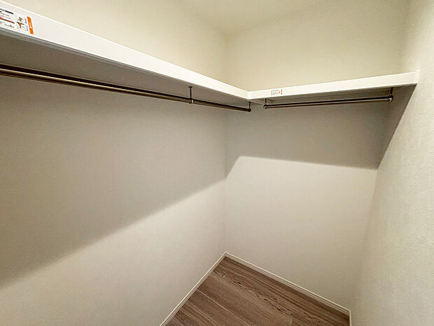 【ウォークインクローゼット　B号棟】■衣類の収納だけでなく、布団等の様々なものが収納可能