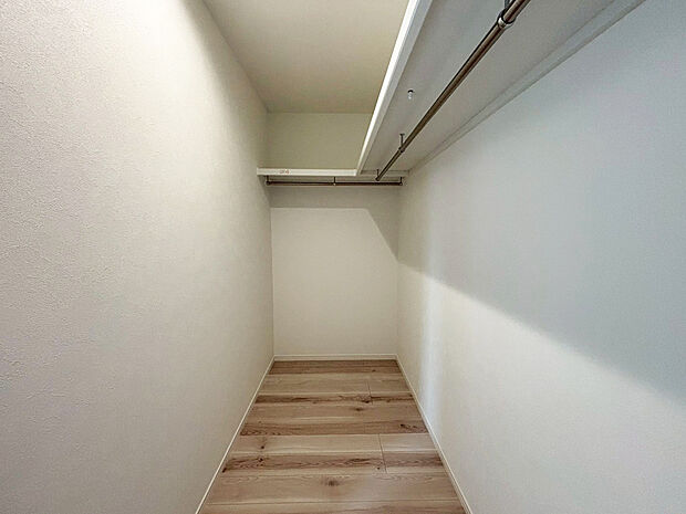 【ウォークインクローゼット】■衣類の収納だけでなく、布団等の様々なものが収納可能