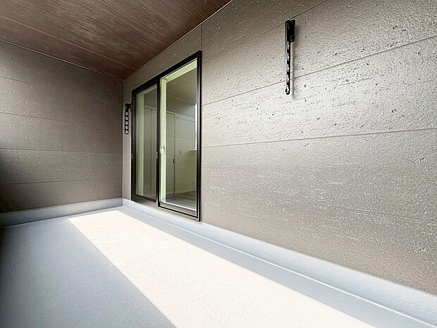 【バルコニー　】■奥行きのあるバルコニー
■洗濯物が良く乾きます