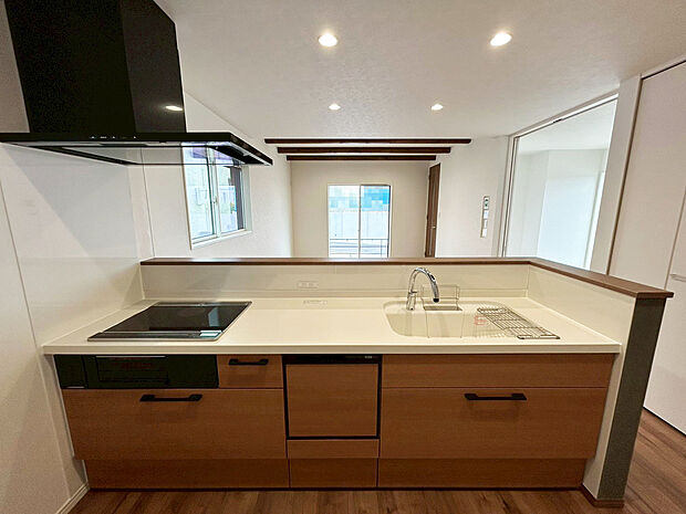 【キッチン　A号棟】■リクシル　システムキッチン「ES」洗練されたデザインと優れた使いやすさ。最新機能も多彩に備えた、システムキッチン。暮らしの中心として、家族が自然と集まる空間が実現します。