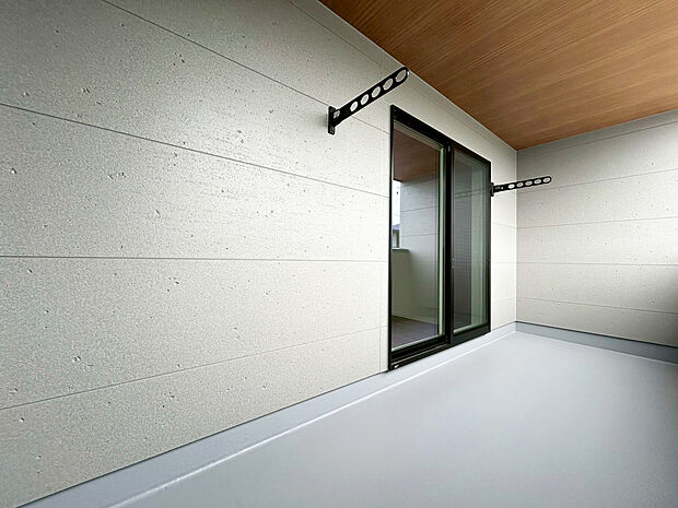 【バルコニー　A号棟】■奥行きのあるバルコニー
■洗濯物が良く乾きます