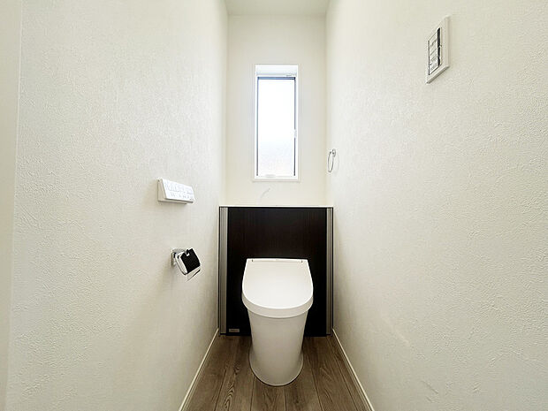 【トイレ　現地写真　C号棟】スマホを持っていればドアハンドルのボタンを押すだけで施解錠でき、さらにアプリから施錠履歴も確認可能。
また、ドアハンドルはボタンが低い位置にあるため、小さなお子様や車椅子の方にも操作がしやすく、握る際に手になじむ丸みのあるグリップ形状です。