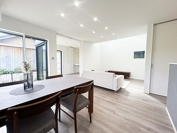 【リビング　現地写真　Ｃ号棟】リビングに設けた吹抜けがワンランク上の上質な空間を演出
