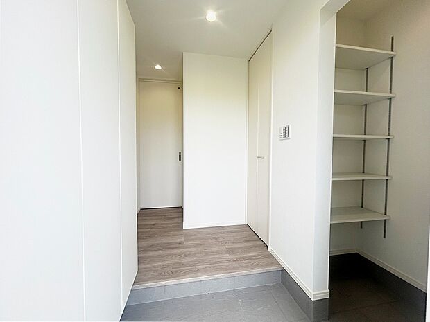 【土間収納　現地写真　Ｃ号棟】ゴルフバッグやベビーカーを収納できる土間収納付き