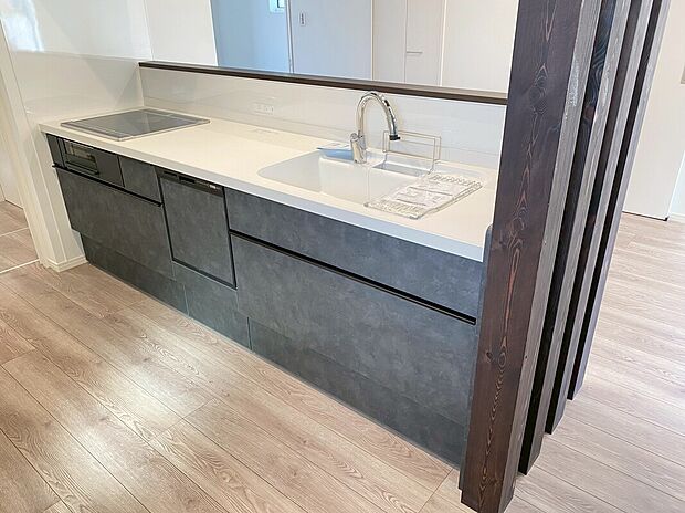 【キッチン　C号棟現地写真】■リクシル　システムキッチン「ES」洗練されたデザインと優れた使いやすさ。最新機能も多彩に備えた、システムキッチン。暮らしの中心として、家族が自然と集まる空間が実現します。