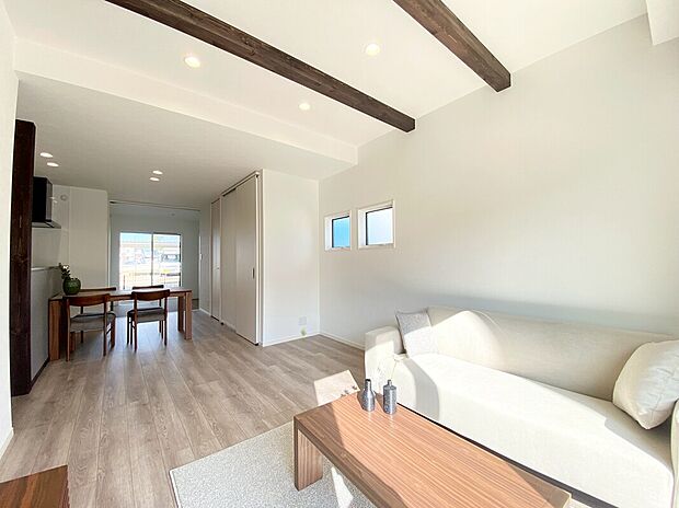 【リビング　C号棟現地写真】■LDK部分には、光をいれるための独立した吹抜けにより開放感もございます。