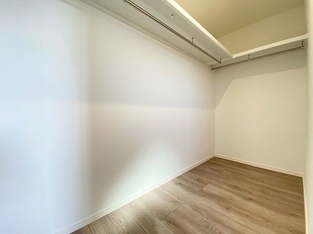 【WIC　C号棟現地写真】■ゴルフバックやキャリーケースなど、大きなものの収納場所にも困りません。季節の家電や、布団、衣替えの衣類なども収納することができます。