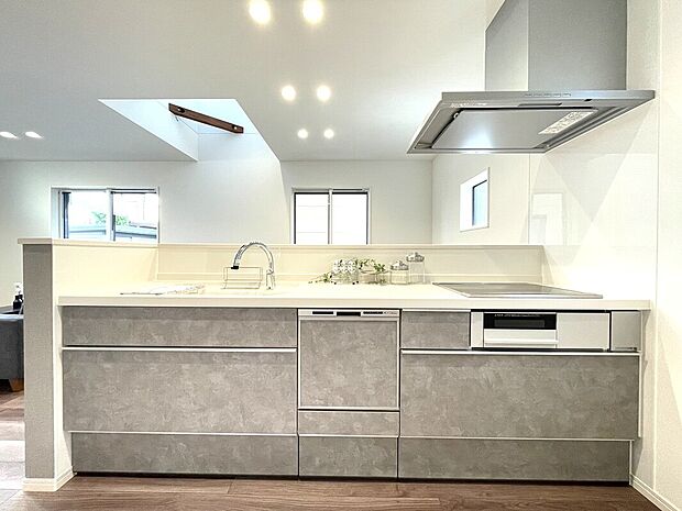 【キッチン】■IHクッキングヒーター・お手入れ楽々ガラストップ採用
■扉がゆっくり閉まるソフトモーションレール使用
■かざすと水が出るタッチレス水栓
■家事がはかどる食器洗い乾燥機付き。