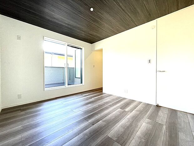 【主寝室】■収納上手ウォークインクローゼット有り
■生活のしやすさを考えてコンセントを2か所に設置