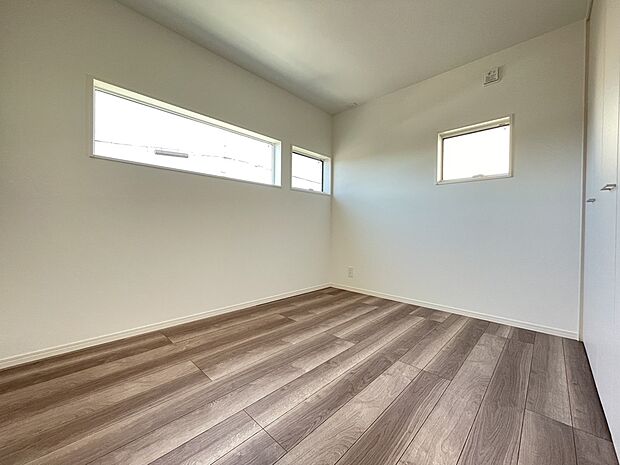 【洋室】■子ども部屋にも広々クローゼット
■埃やゴミが溜まらない吊り戸を採用