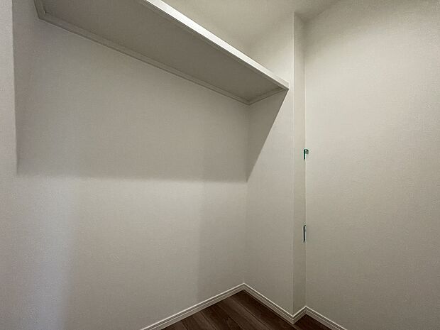 【納戸】■掃除道具やレジャー用品等大型用品の収納に便利な納戸
■家族分の衣替えの服も収納可能です