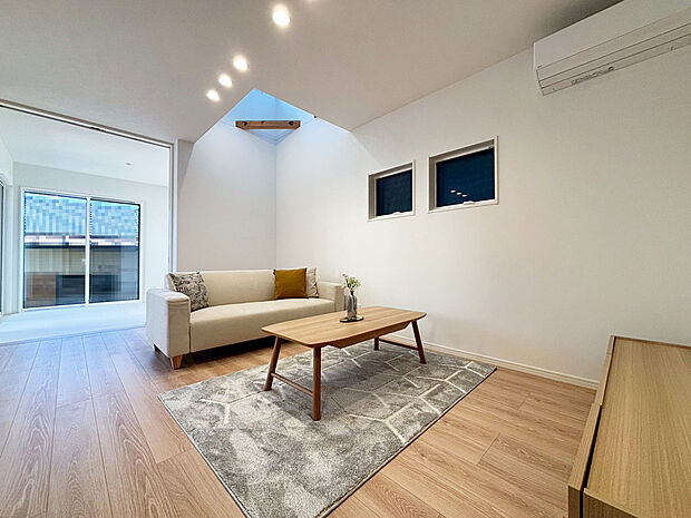 【リビング　A号棟】■木肌の美しいあらわし梁が、ワンランク上の生活を演出