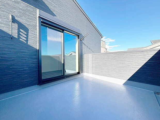 【バルコニー　B号棟】■奥行きのあるバルコニー
■洗濯物が良く乾きます