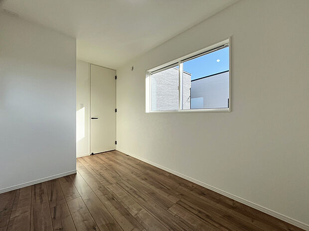 【洋室　A号棟現地写真】■洋室にはそれぞれクローゼットを設け、十分な収納スペースをつくることで美しい空間づくりの手助けをします。