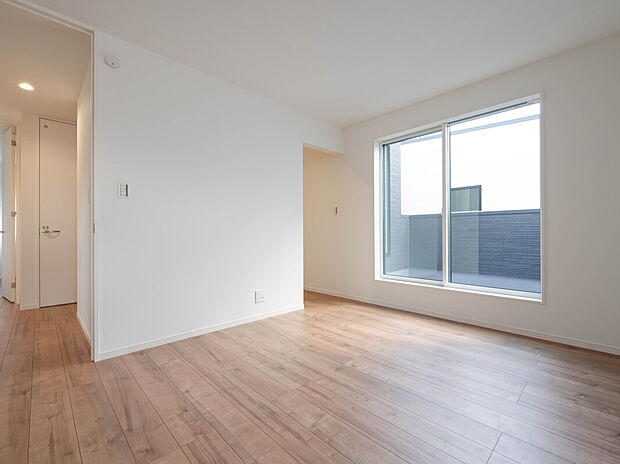 【主寝室　　A号棟】■子ども部屋にも広々クローゼット。吊りレールで開閉がスムーズにおこなえます。