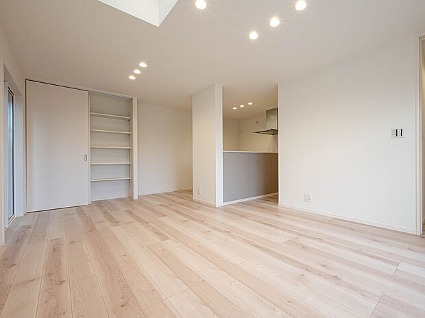 【リビング　B号棟】■南向きのリビングには心地いい日差しが差し込みます・空気を汚さず、ふく射熱で足元からポカポカと暖まる床暖房付き