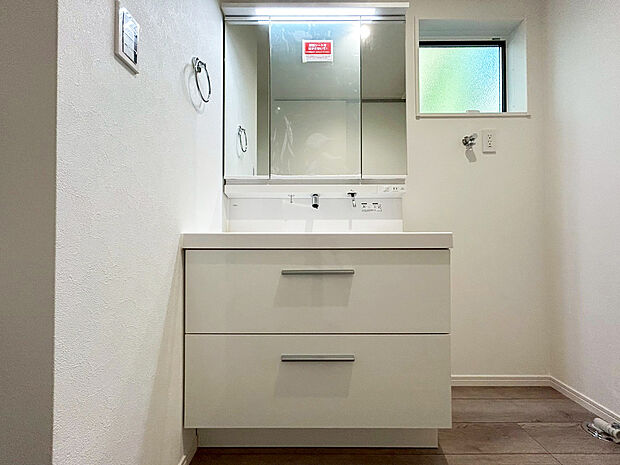 【洗面　現地写真】■リクシル　「EV」。洗面器一体型カウンターでつぎ目などの凹凸がなく汚れもさっとひと拭き。また節水と省エネ性にすぐれた上から水のでるキレイアップ水栓。