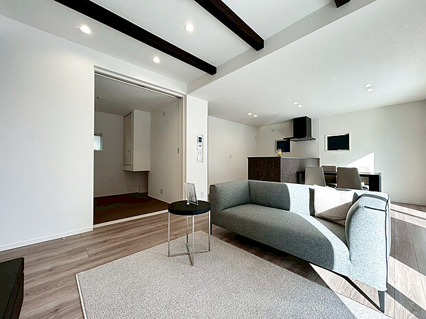 【リビング　】■リビングを見渡せる対面式キッチンだからお子様がいても安心