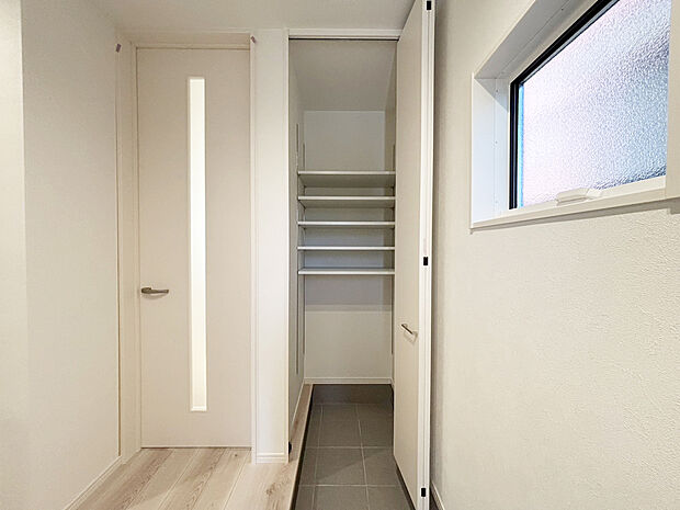 【土間収納 A号棟】■雨具やベビーカーなどの収納に便利な土間収納