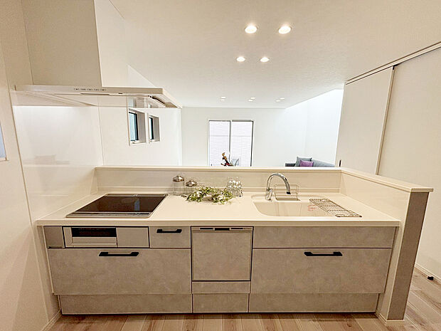 【キッチン A号棟現地写真】■リクシル システムキッチン「ES」洗練されたデザインと優れた使いやすさ。最新機能も多彩に備えた、システムキッチン。暮らしの中心として、家族が自然と集まる空間が実現します。