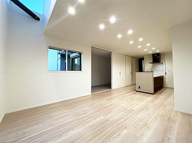 【リビング A号棟】■吹き抜けにより、リビングを明るく広く感じさせます