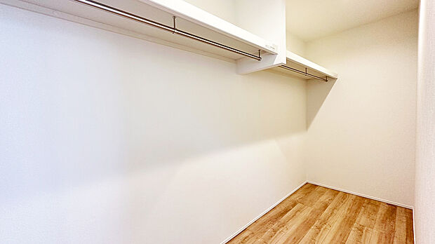 【ウォークインクローゼット　施工例】■余分なものを置かずにすみ、寝室内がスッキリするウォークインクローゼット
■ハンガーパイプ付きの枕棚を設置